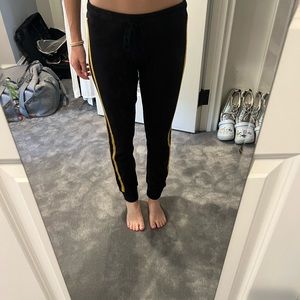MICHAEL LAUREN SWEATPANT IN BLACK. GOLD SPARKLY STRIPE ON SIDE.